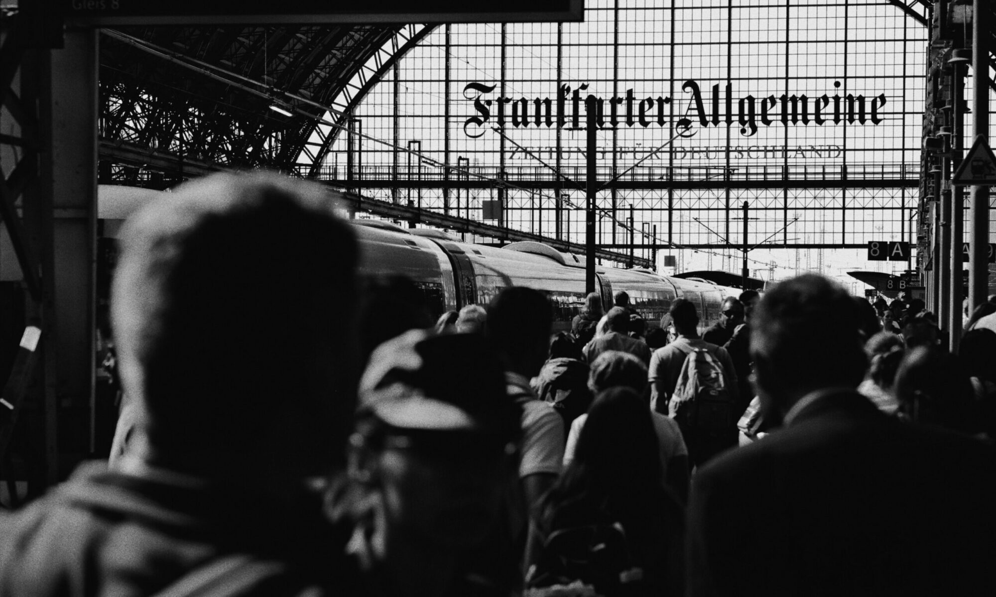 Foto van Frankfurt Hauptbahnhof met een reclame-uiting van de krant Frankfurter Algemeine.